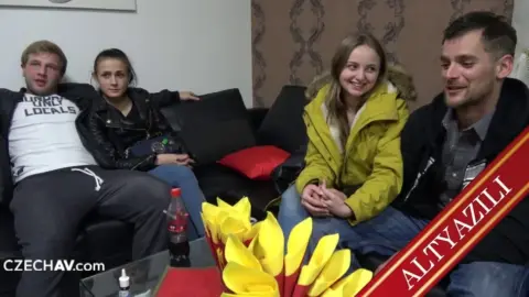 Telefonda Karısıyla Mesajlaşırken Dostunu Götünden Siken Piç