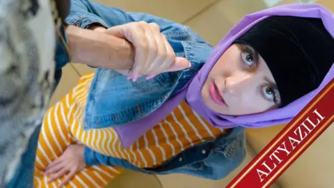 Onlyfansçı Gizem Bağdaçicek Yarrak Makinasıyla Boşalmaya Çalışıyor