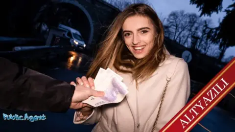 Sosyetik Dul Karılar Genç Adamın Siki İçin Kapışıyorlar