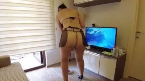 Zengin Piç Taş Gibi Hatunları Villasında Sikiyor